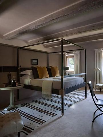 Elegantes Schlafzimmer mit modernem Himmelbett und stilvollen Dekorationen