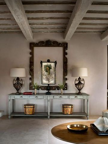 Geschmackvoll eingerichtetes Wohnzimmer mit antiken Möbeln und Kunstwerken