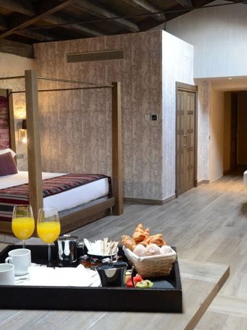 Hotelzimmer mit Himmelbett und Frühstückstablett im Hotel Castilla Termal Monasterio de Valbuena.