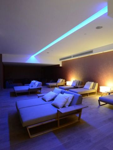 Entspannungsbereich mit modernen Liegen und dezenter Beleuchtung.