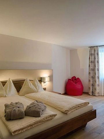 Gemütliches Doppelzimmer mit rotem Sitzsack und Schreibtisch