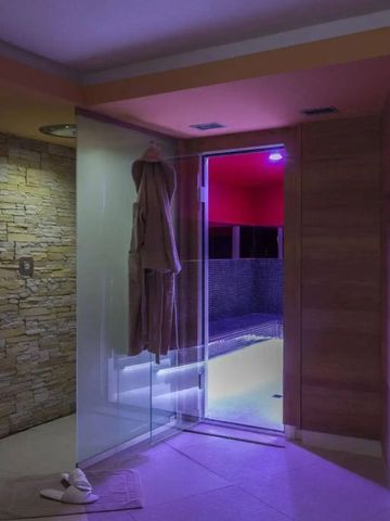 Saunabereich mit Steinwänden und gedämpfter Beleuchtung