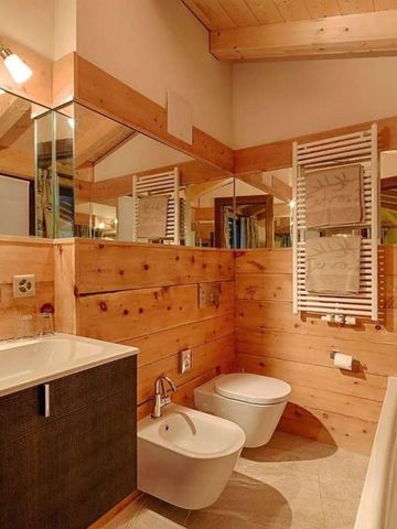 Luxuriöses Badezimmer aus Holz und eleganten Keramiken