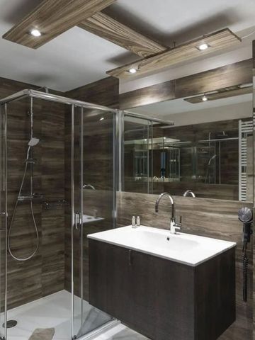 Modernes Badezimmer mit luxuriösem Duschbereich