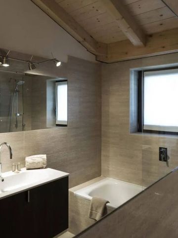 Stilvolles Badezimmer mit großzügiger Badewanne