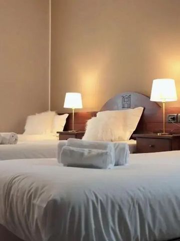 Hotelzimmer mit zwei Einzelbetten und dezentem, gemütlichem Licht