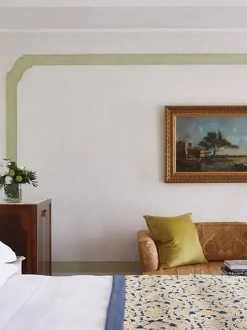 Elegantes Hotelzimmer mit Kunstbild und gemütlicher Sitzecke