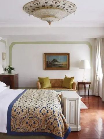 Luxuriöses Zimmer mit Deckenleuchter und eleganter Einrichtung