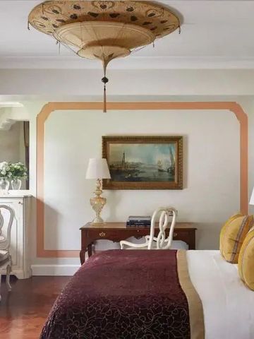 Hotelzimmer mit künstlerischem Deckenleuchter und harmonischen Farben