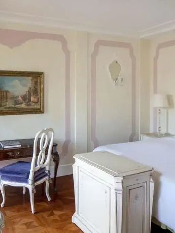 Klassisches Zimmerdesign mit eleganten Möbeln, Schreibtisch und kunstvoller Wandverzierung