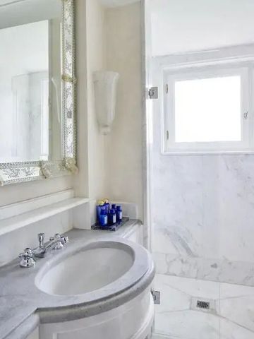 Elegantes Badezimmer mit Marmorwaschtisch und großen Spiegeln