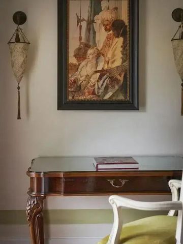 Eleganter Holztisch mit Kunstwerk an der Wand