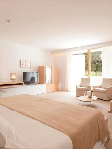 Helles und geräumiges Hotelzimmer mit modernen Möbeln