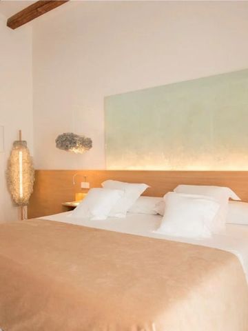 Komfortables Hotelzimmer mit Doppelbett und eleganten Details