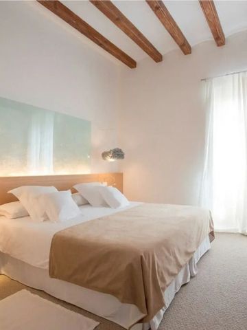 Zimmer im Hotel mit sanften Farben und Holzbalken