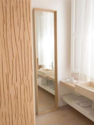 Modernes Badezimmer mit großem Spiegel und einzigartigem Design.