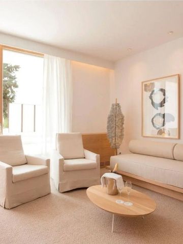 Helles Wohnzimmer mit stilvollen Möbeln und Kunst an der Wand.