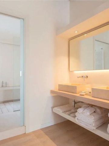 Modernes Badezimmer mit Doppelwaschbecken und großen Spiegeln.