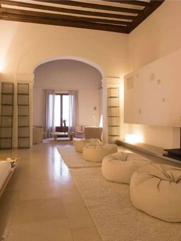 Eleganter Entspannungsbereich mit Sitzsäcken und moderner Einrichtung