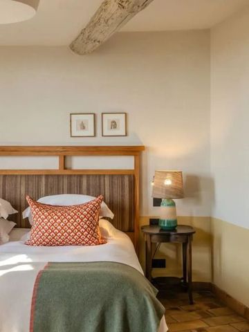 Charmantes Zimmer mit Holzbalkendecke und gemütlicher Atmosphäre