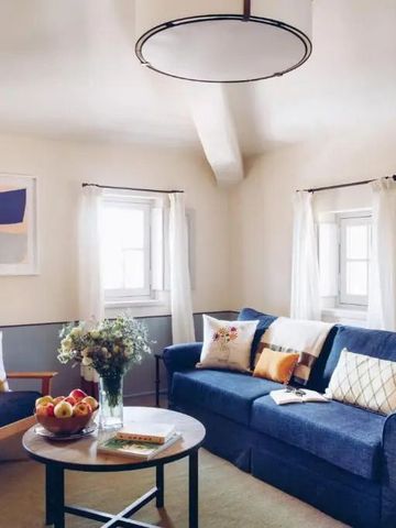 Gemütliches Wohnzimmer mit stilvoller Dekoration und bequemen Möbeln