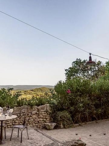 Sitzbereich im Freien mit Blick auf eine grüne Landschaft.