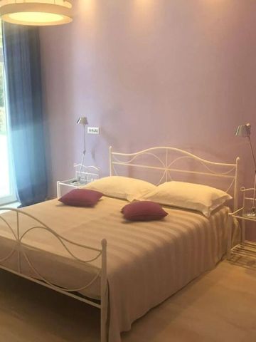 Helles Zimmer mit Doppelbett und Lavendelfarbenen Wänden