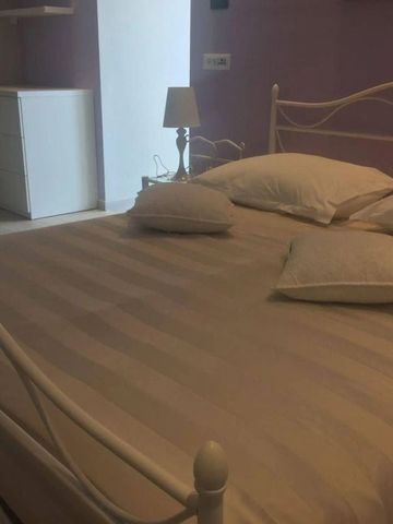 Modernes Zimmer mit metallischem Bettgestell und dezenter Beleuchtung