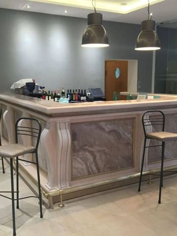 Moderne Hotelbar mit Barhockern und Beleuchtung