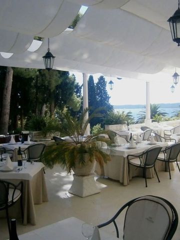 Restaurantterrasse mit Ausblick auf das Meer
