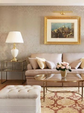 Geschmackvoll eingerichtetes Wohnzimmer mit klassischen Möbeln und stilvollen Dekorationen