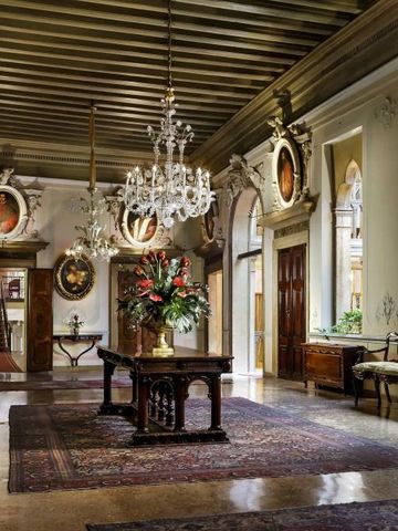 Prächtige Hotellobby mit Kronleuchtern und beeindruckender Architektur im venezianischen Stil