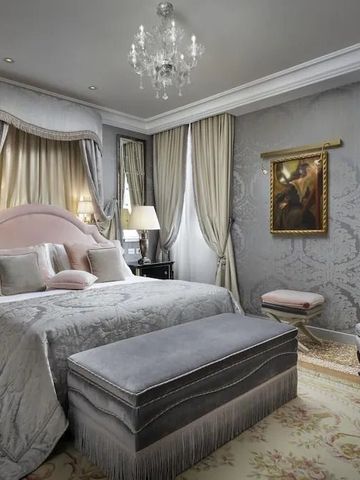 Helles Schlafzimmer mit elegantem Himmelbett und klassischer Einrichtung in Pastelltönen