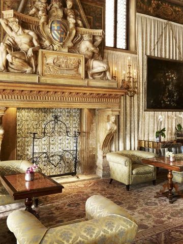 Prächtige Hotel-Lounge mit aufwändigem Kamin und luxuriösen Sesseln