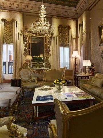 Prunkvolle Suite mit goldenen Akzenten und edlen Möbeln