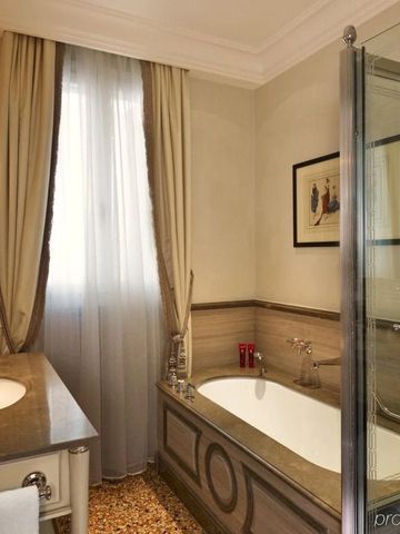 Klassisches Badezimmer mit Badewanne und Vorhang