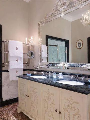 Luxuriöses Badezimmer mit großem Spiegel und Doppeltwaschbecken