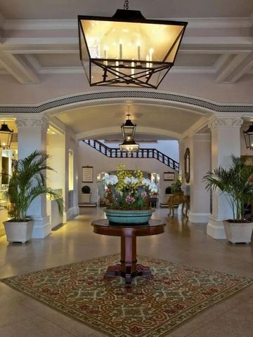 Hochwertige Hotellobby mit eleganter Dekoration und Kronleuchter