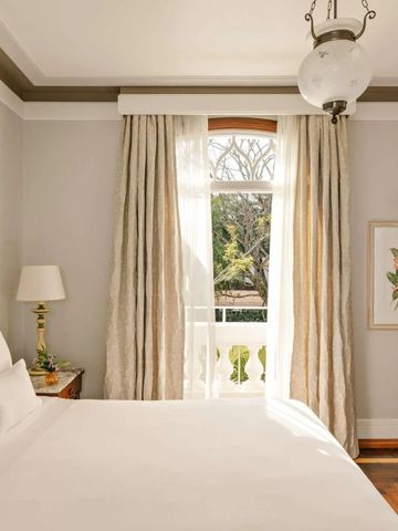 Helles Gästezimmer mit großem Fenster und stilvoller Dekoration