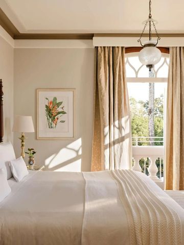 Komfortables Hotelzimmer mit Balkon und stilvollem Interieur