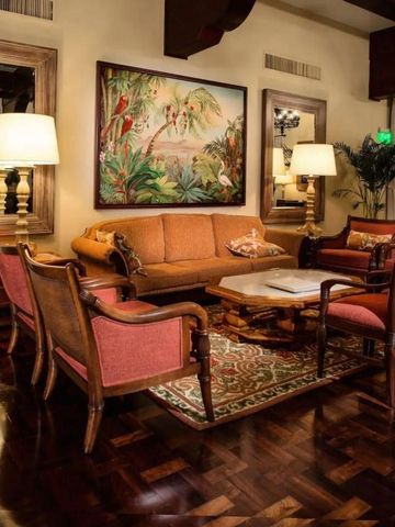 Luxuriöser Loungebereich mit stilvollen Möbeln und Kunstwerk