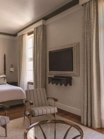 Geräumiges Zimmer mit großer Fensterfront und Zugang zum Balkon