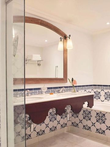 Luxuriöses Badezimmer mit stilvollen Kacheln und großer Badewanne