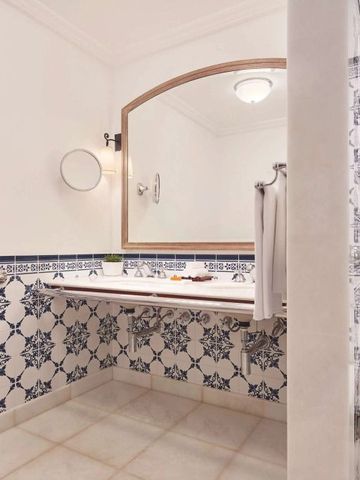 Badezimmer mit eleganter Wandverkleidung im portugiesischen Stil