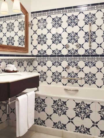 Badezimmer mit traditionell portugiesischen blauen und weißen Fliesen