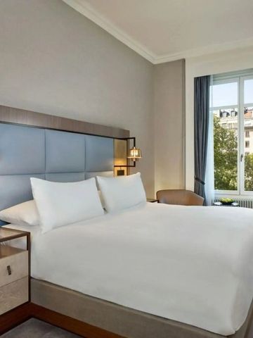 Bequemes Hotelzimmer mit großem Bett und Fensterblick im Hotel de la Paix