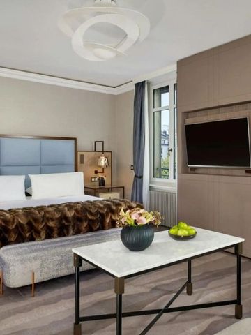 Geräumiges Zimmer mit Bett, Couchtisch und modernem Fernseher sowie charmantem Dekor