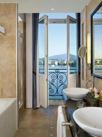 Luxuriöses Badezimmer mit Balkon und Blick auf den Genfersee.