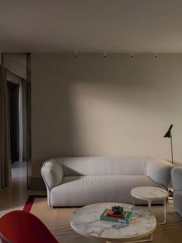 Lounge-Bereich im Hotelzimmer mit eleganten Sofas und gedämpfter Beleuchtung