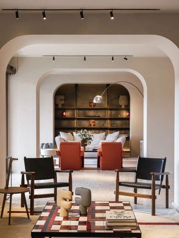 Eleganter Lounge-Bereich mit modernen Möbeln und Bogendurchgängen